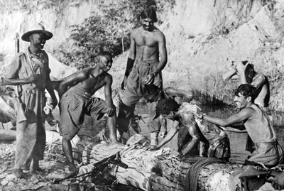 Westafrikanische und indische Truppen baden in einem Bach, 1944-45 von English Photographer